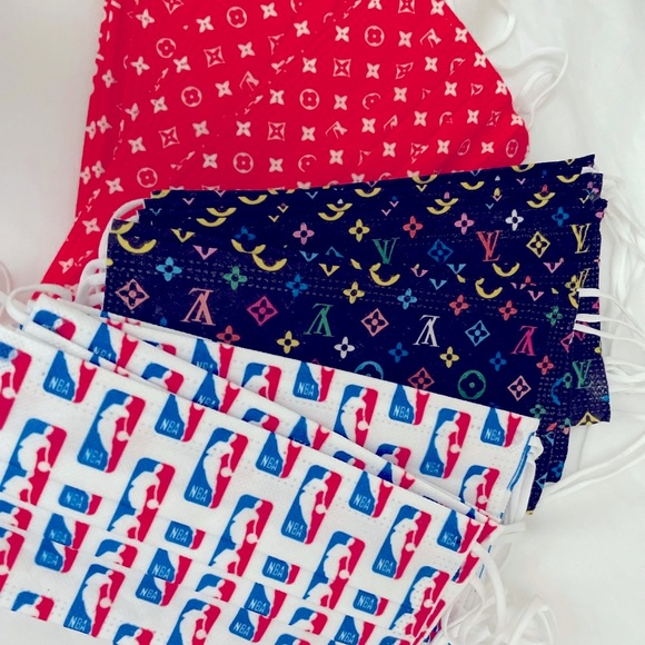 🌟🎉HOST PICK🎉😊 2pks/$10 Disposable Masks - Picture 1 of 6